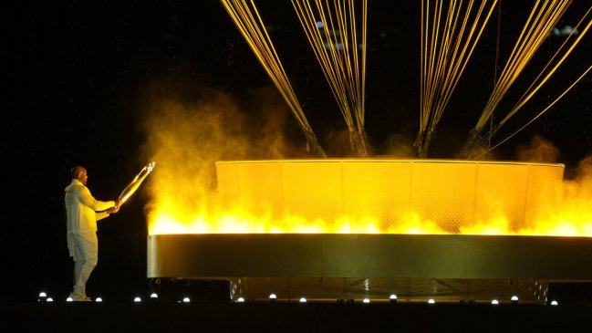 “La Ciudad de la Luz” se iluminó aún más con el encendido de la llama olímpica en París 2024