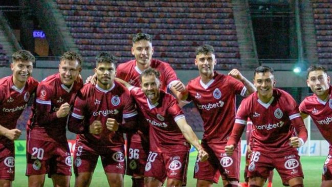 Deportes La Serena ganó y sigue imparable en la Primera B