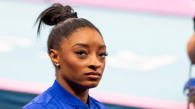 Simone Biles sufre un percance en la barra de equilibrio y pierde un oro olímpico