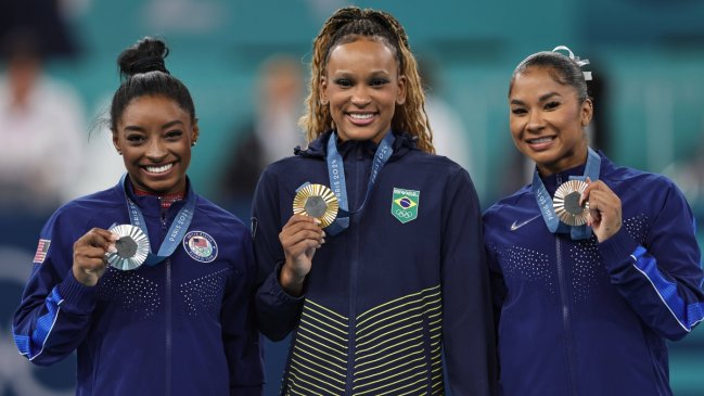 Locura en Brasil: Rebeca Andrade le ganó una medalla de oro a Simone Biles en París 2024