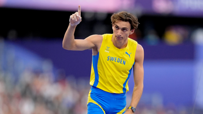 Armand Duplantis rompió su propio récord mundial en el salto con garrocha en París 2024