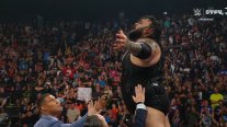 ¡Le aplicó seis "Tsunamis"! El brutal ataque de Bronson Reed a Seth Rollins en WWE RAW