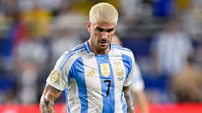 Rodrigo de Paul salvó de una posible expulsión en jugada con Víctor Dávila en el Chile vs Argentina