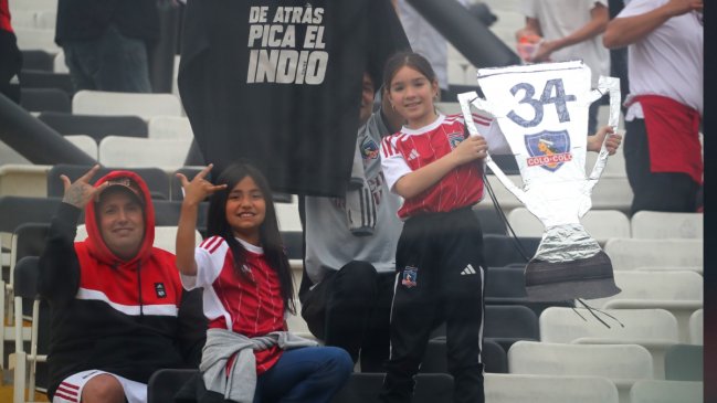 Hinchas preparan multitudinaria despedida al plantel de Colo Colo previo al partido ante Copiapó