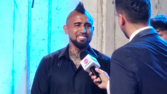 Vidal se robó todas las miradas de la Gala Crack tras su título con Colo Colo y el regreso a La Roja