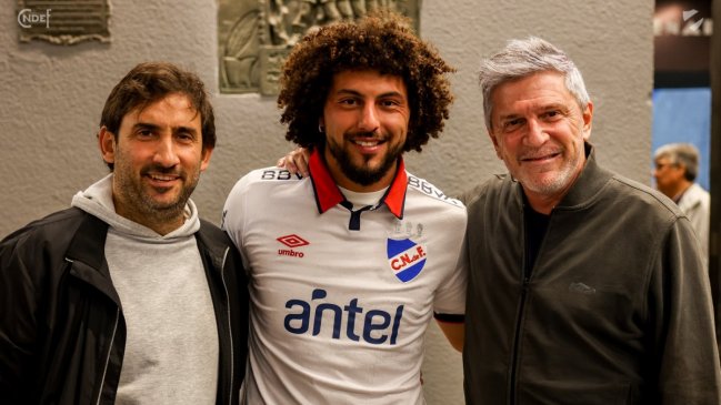 ¿Qué hace Maximiliano Falcón con la camiseta de Nacional de Uruguay?