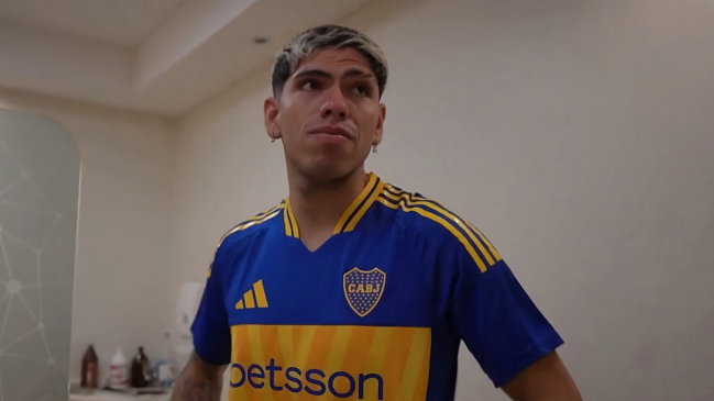 Carlos Palacios sorprende al llegar en taxi a su primer entrenamiento con Boca Juniors